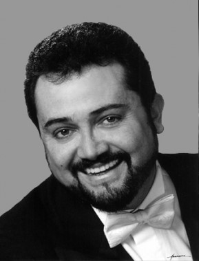 Raúl Hernández – Tenor
